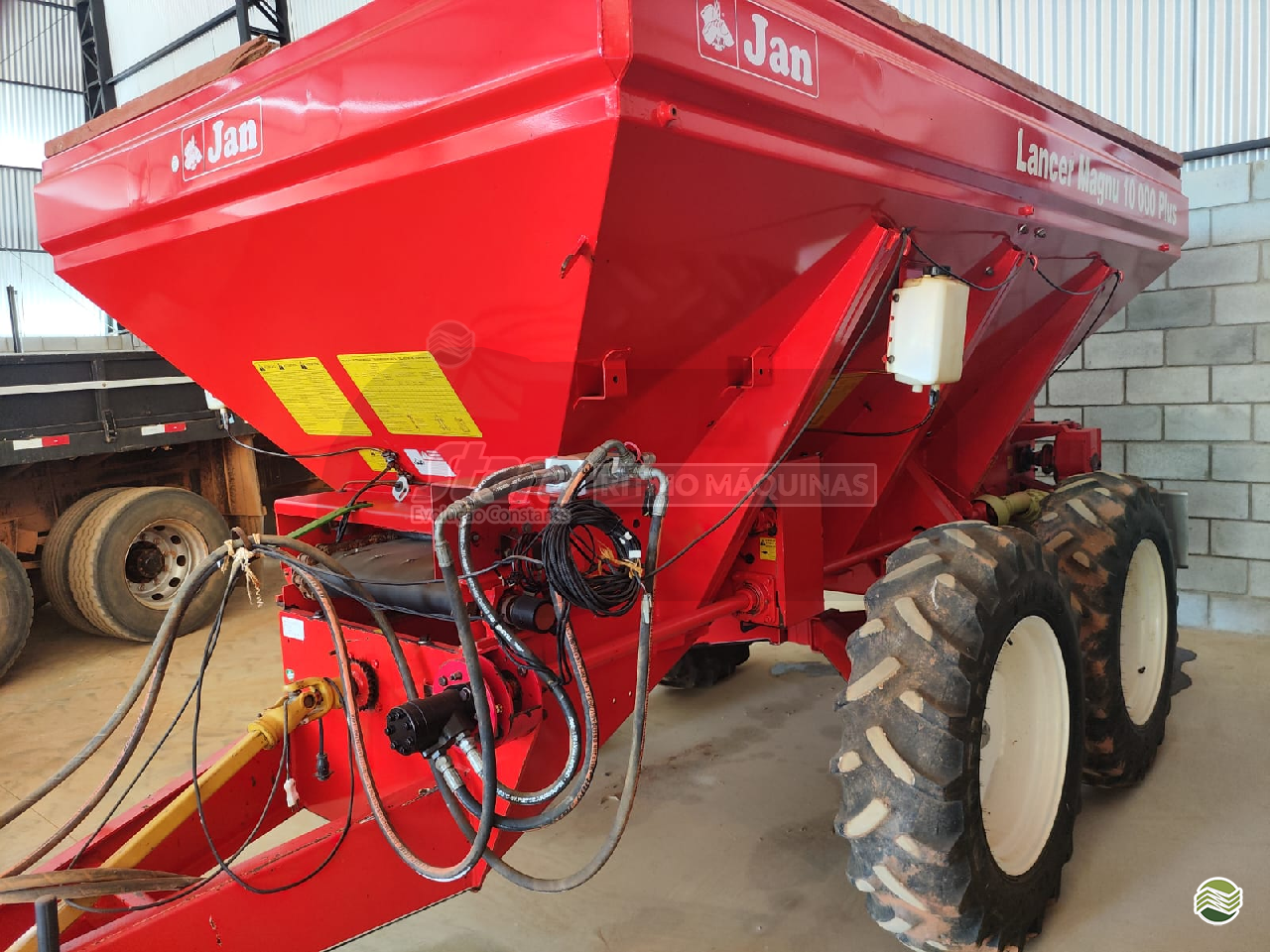 DISTRIBUIDOR DE ARRASTO de Ritmo Máquinas e Implementos Agrícolas - Stara